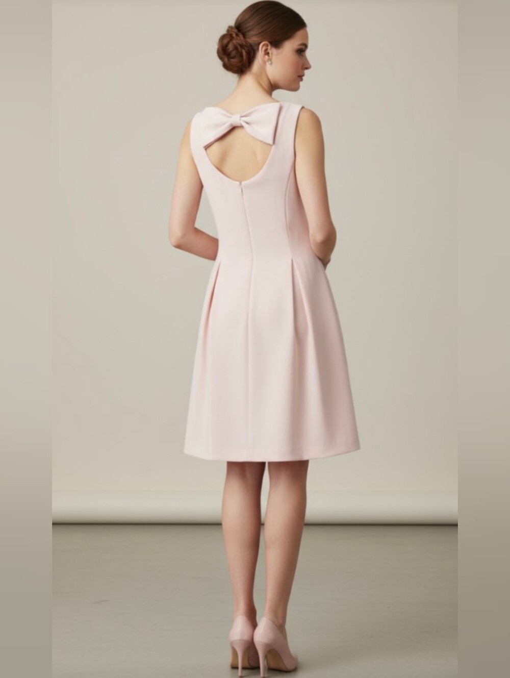 VINCE CAMUTO! PALE PINK LIGHTLY TEXTURED BOW BACK NECKLINE SLEEVELESS DRESS! 10